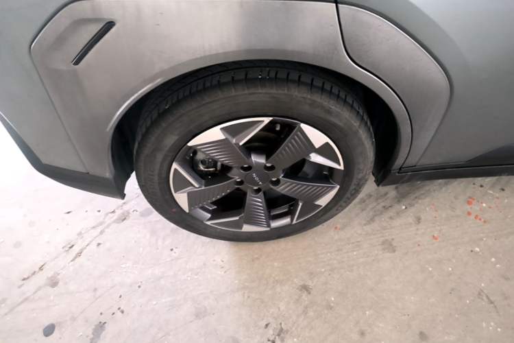 Used AION Y 2022 70 Intelligent Edition Lithium Iron Phosphate Right Rear Wheel Hub
