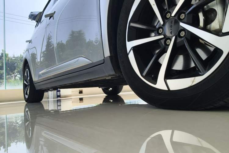 Used AION Y 2022 Plus 70 Executive Edition Right Side Sill