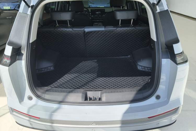 Used AION Y 2022 Plus 70 Executive Edition Trunk
