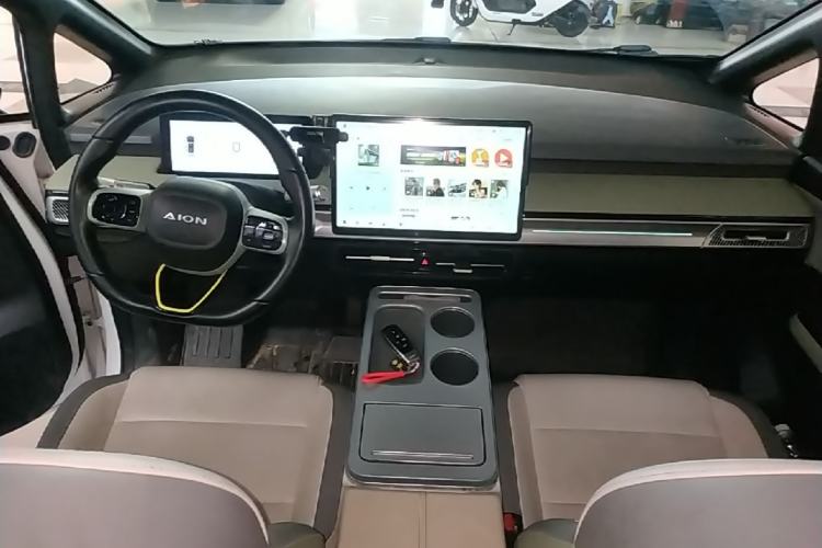 Used AION Y 2022 Plus 70 Smart Edition Center Console