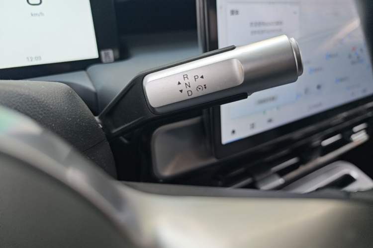 Used AION Y 2022 Plus 70 Tech Edition Gear Lever