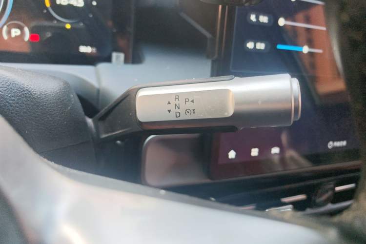 Used AION Y 2022 Plus 70 Enjoy Edition Gear Lever