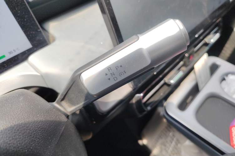 Used AION Y 2022 Plus 70 Enjoy Edition Gear Lever