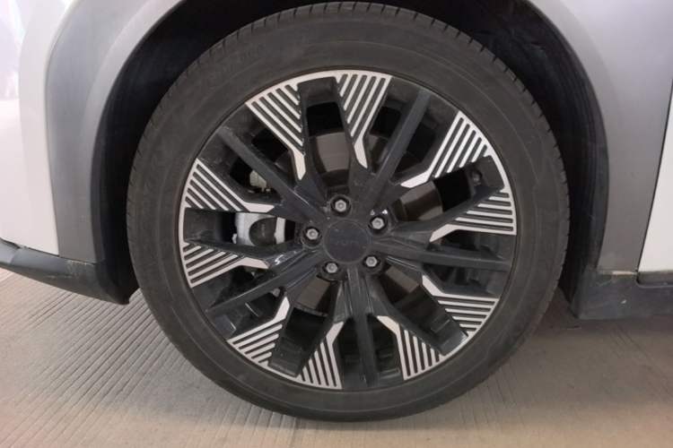 Used AION Y 2022 70 Tech Edition Lithium Iron Phosphate Left Front Wheel Hub