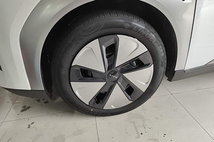 Used AION Y 2022 Plus 70 Enjoy Edition Left Front Wheel Hub