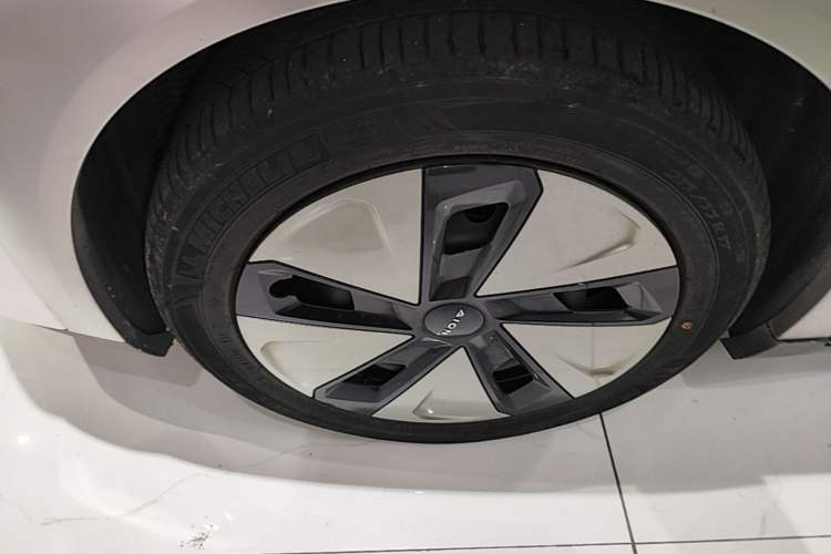 Used AION Y 2022 Plus 70 Enjoy Edition Left Front Wheel Hub