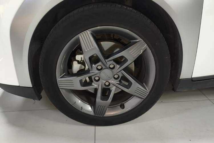 Used AION Y 2022 Plus 70 Tech Edition Left Front Wheel Hub