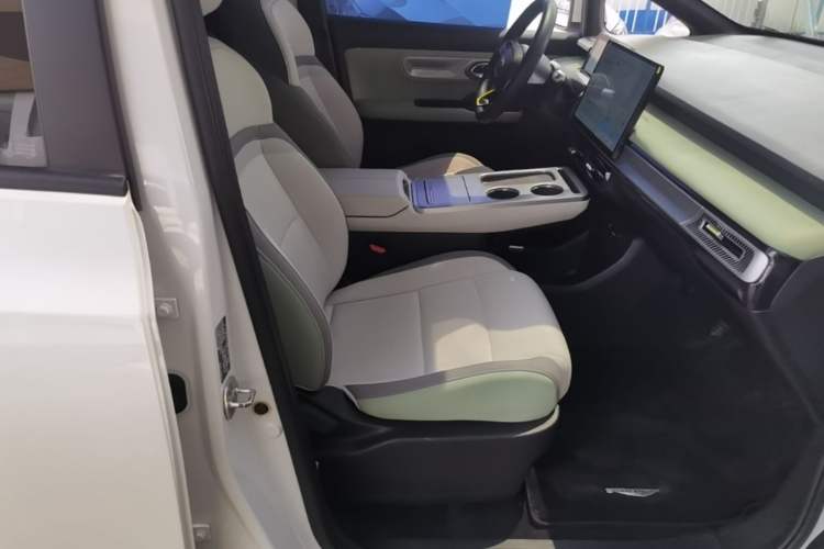 Used AION Y 2022 Plus 70 Smart Edition Right Front Seat