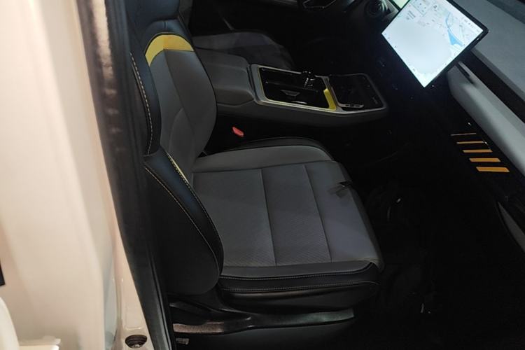 Used AION Y 2022 Plus 70 Smart Edition Right Front Seat