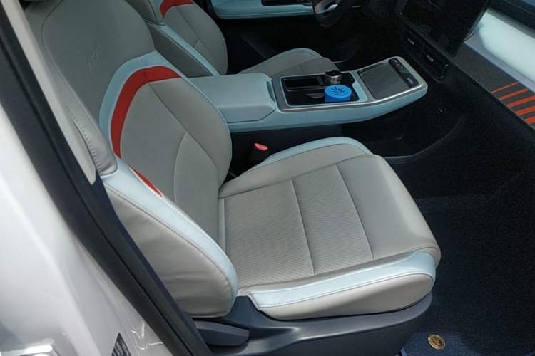 Used AION Y 2022 70 Intelligent Edition Lithium Iron Phosphate Right Front Seat