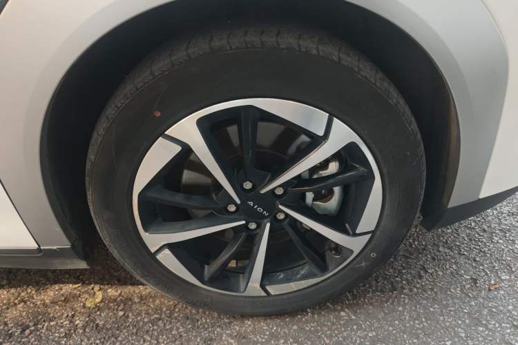 Used AION Y 2022 Plus 70 Smart Edition Right Front Wheel Hub