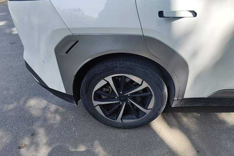 Used AION Y 2022 Plus 80 Smart Edition Right Rear Wheel Hub