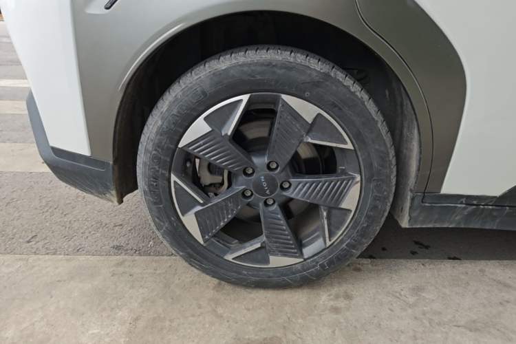 Used AION Y 2022 70 Intelligent Edition Lithium Iron Phosphate Right Rear Wheel Hub