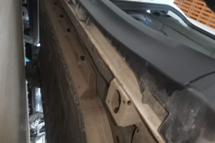 Used AION Y 2022 Plus 70 Smart Edition Right Side Sill