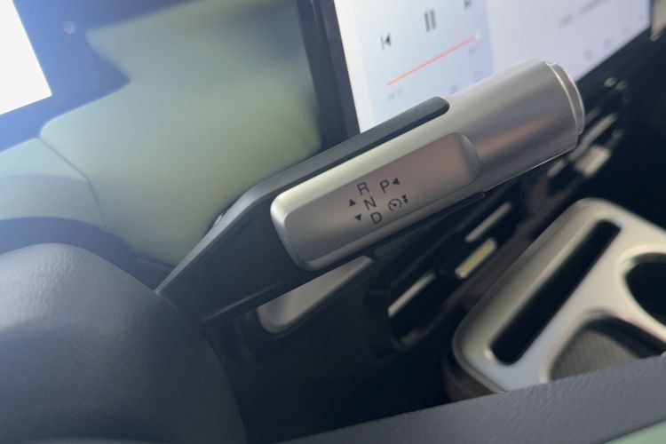 Used AION Y 2022 Plus 70 Tech Edition Gear Lever