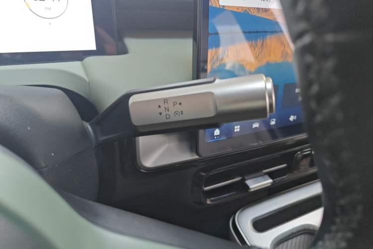 Used AION Y 2022 Plus 70 Tech Edition Gear Lever