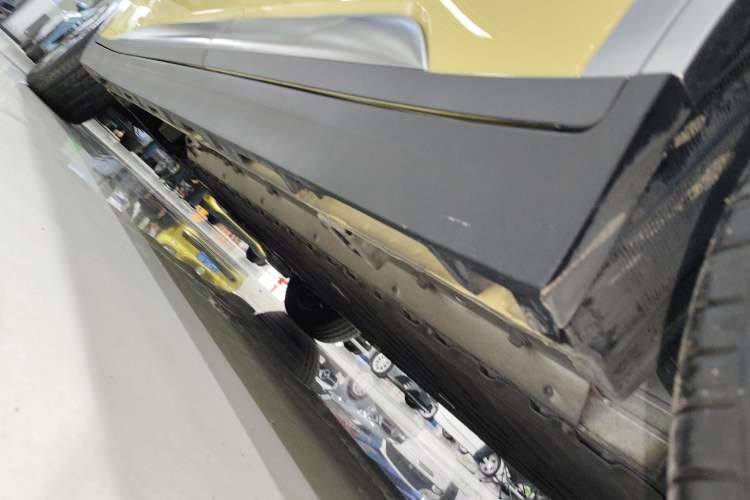 Used AION Y 2022 Plus 70 Enjoy Edition Left Side Sill