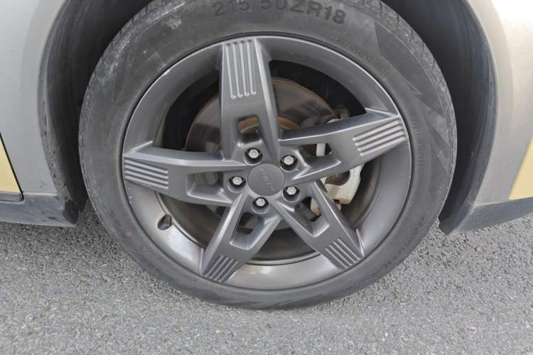 Used AION Y 2022 Plus 70 Tech Edition Right Front Wheel Hub