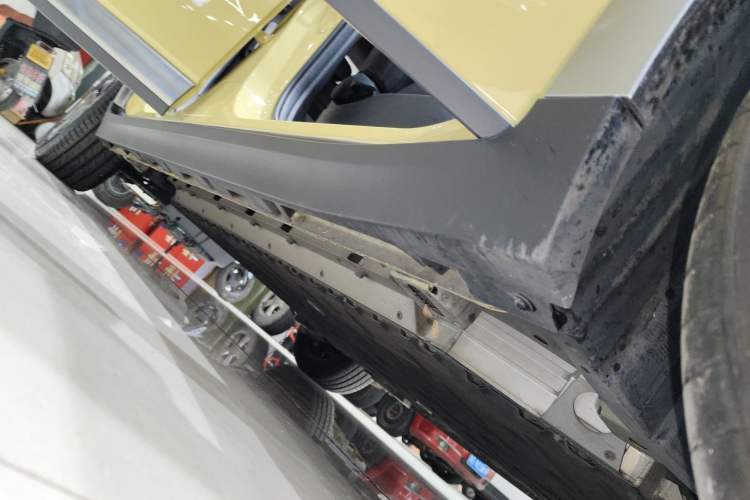 Used AION Y 2022 Plus 70 Enjoy Edition Right Side Sill