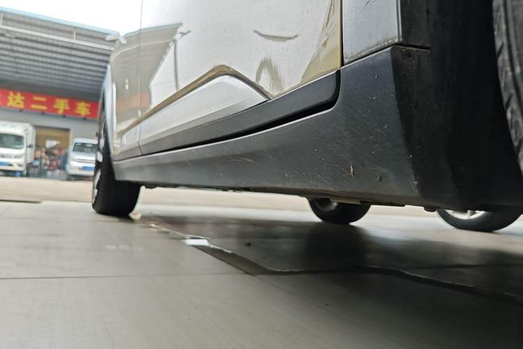 Used AION Y 2022 Plus 70 Smart Edition Right Side Sill