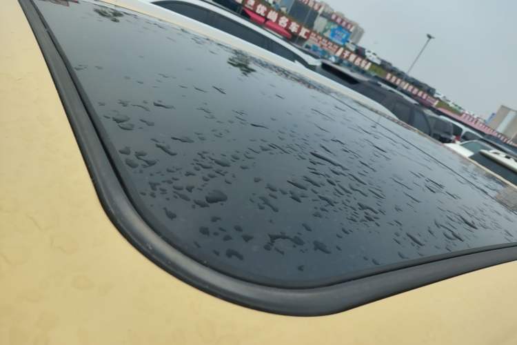 Used AION Y 2022 Plus 70 Smart Edition Roof