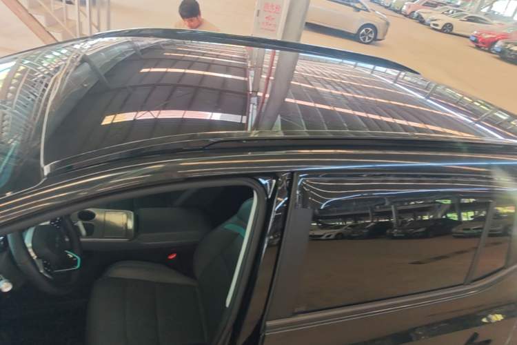 Used AION Y 2023 Plus 510 Tech Edition Roof