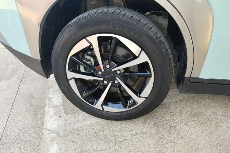Used AION Y 2023 Plus 510 Smart Edition Right Rear Wheel Hub