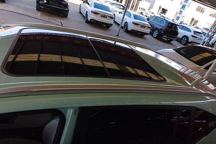 Used AION Y 2023 Plus 510 Smart Edition Roof