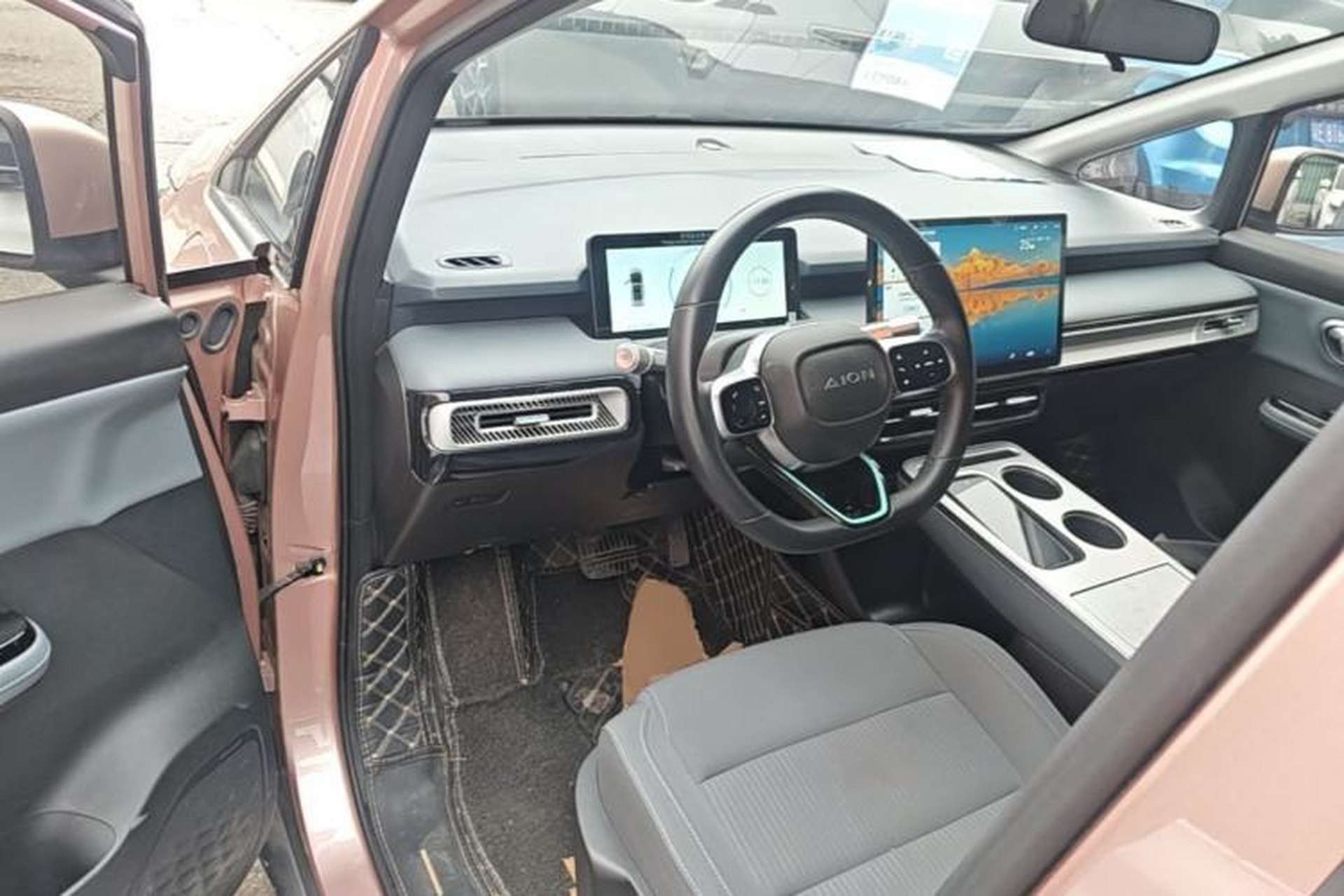 Used AION Y 2023 Younger Center Console