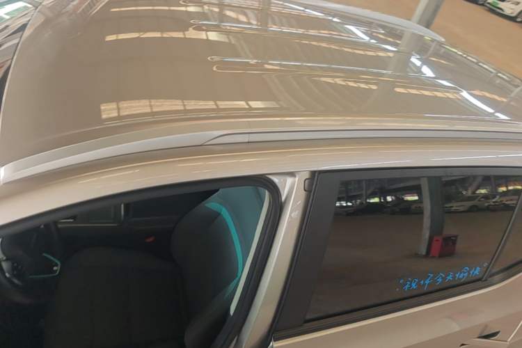 Used AION Y 2023 Younger Roof