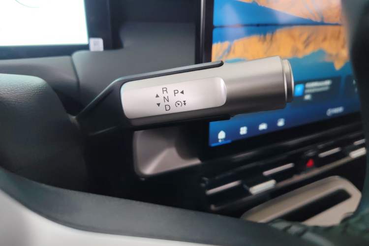 Used AION Y 2023 Plus 510 Enjoy Edition Gear Lever