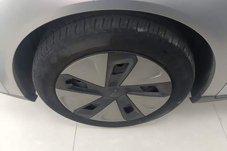 Used AION Y 2023 Plus 610 Enjoyment Edition Ternary Lithium Left Front Wheel Hub