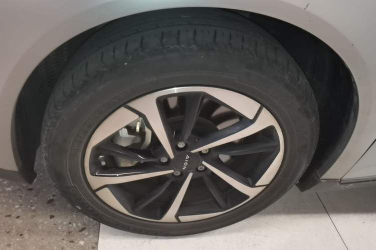 Used AION Y 2023 Plus 510 Smart Edition Left Front Wheel Hub