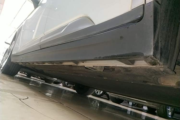 Used AION Y 2023 Younger Left Side Sill