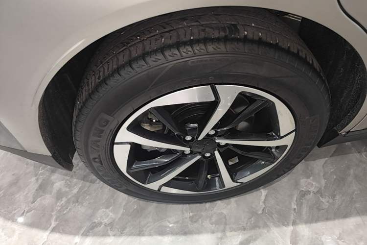 Used AION Y 2023 Plus 510 Smart Edition Right Rear Wheel Hub