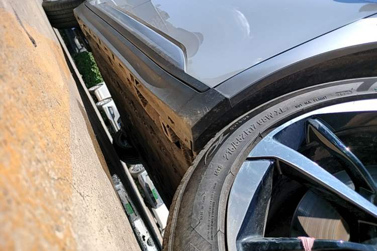 Used AION Y 2023 Plus 510 Smart Edition Right Side Sill