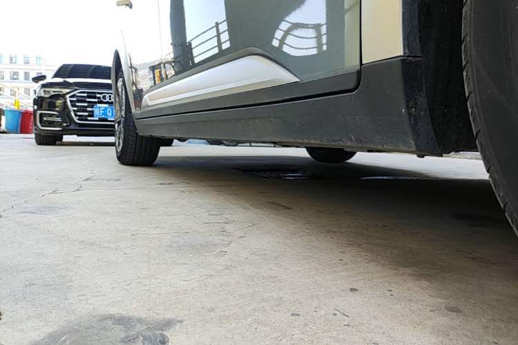 Used AION Y 2023 Plus 510 Enjoy Edition Right Side Sill