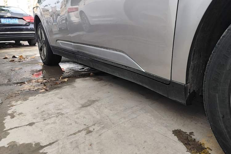 Used AION Y 2023 Plus 610 Enjoy Edition Right Side Sill
