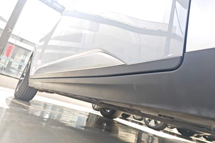 Used AION Y 2023 Plus 510 Smart Edition Right Side Sill