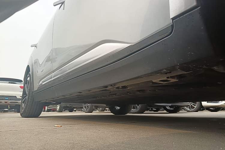 Used AION Y 2023 Plus 510 Smart Edition Right Side Sill