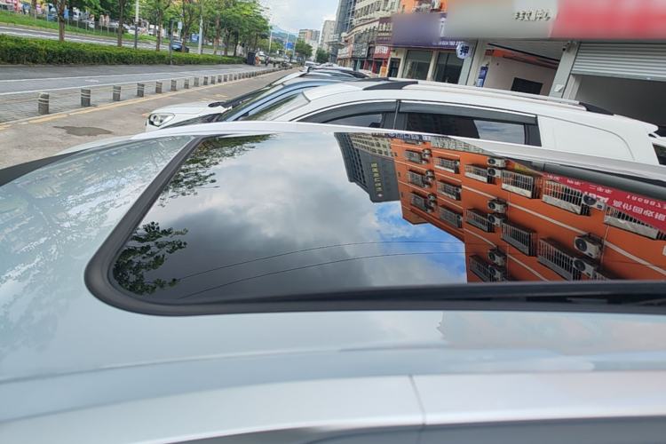 Used AION Y 2023 Plus 510 Smart Edition Roof