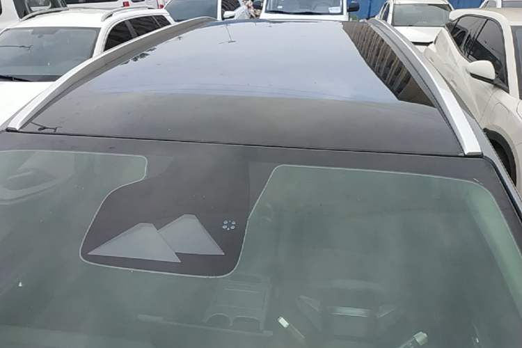 Used AION Y 2023 Plus 510 Smart Edition Roof