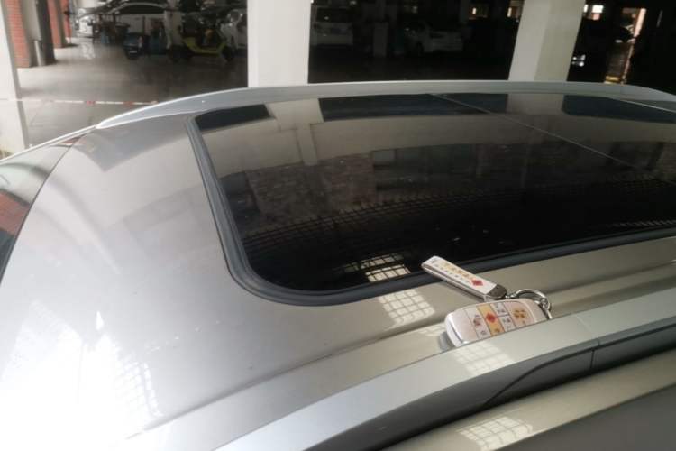 Used AION Y 2023 Plus 510 Smart Edition Roof
