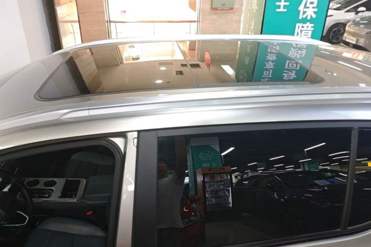 Used AION Y 2023 Plus 510 Smart Edition Roof
