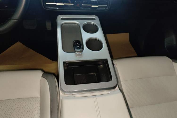 Used AION Y 2023 Plus 510 Tech Edition Gear Lever