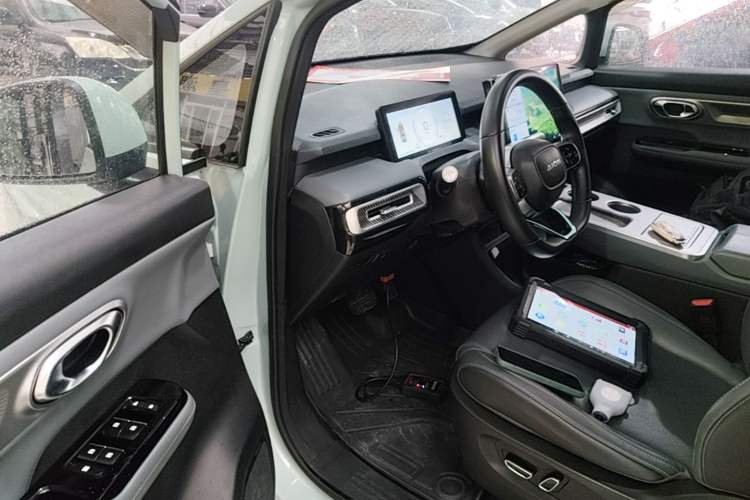 Used AION Y 2023 Plus 510 Smart Edition Left Front Seat