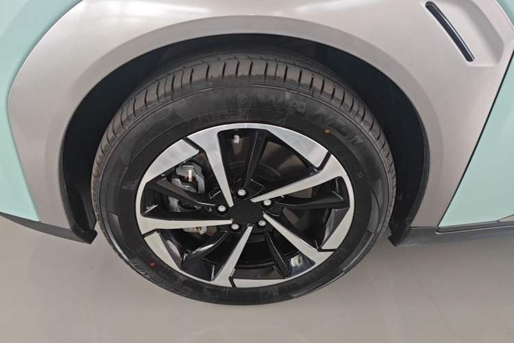 Used AION Y 2023 Plus 610 Smart Edition Ternary Lithium Left Front Wheel Hub