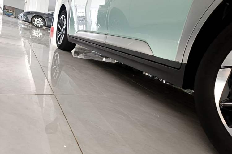Used AION Y 2023 Plus 510 Smart Edition Left Side Sill