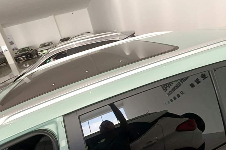 Used AION Y 2023 Plus 510 Smart Edition Roof