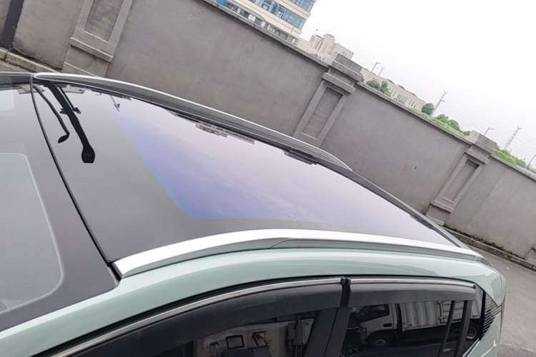 Used AION Y 2023 Plus 510 Smart Edition Roof